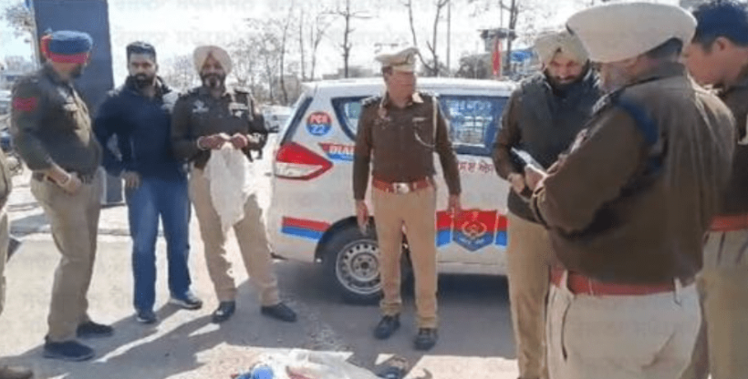 मोहाली में CP67 शॉपिंग मॉल के सामने एक युवक की गोली मारकर हत्या कर दी गई है.